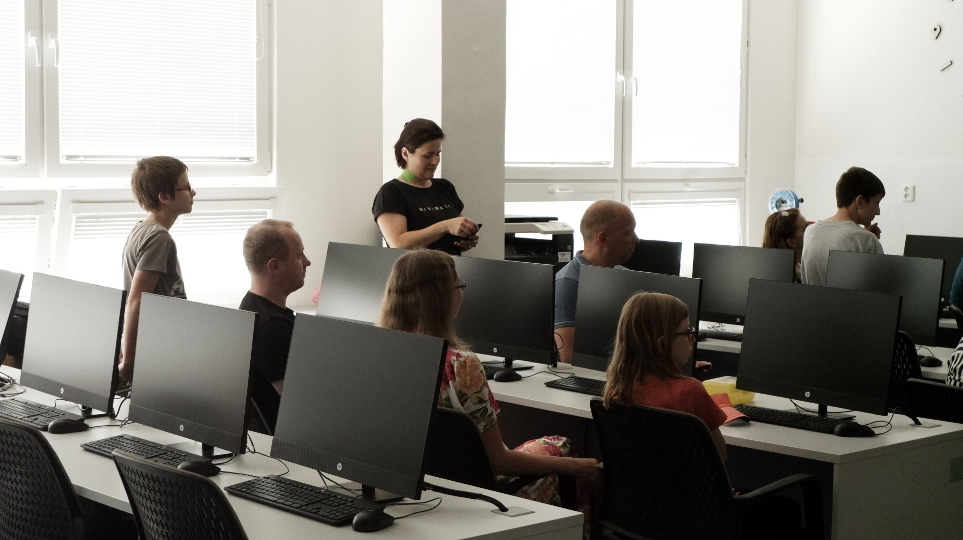 Děti se učí programovat na počítači