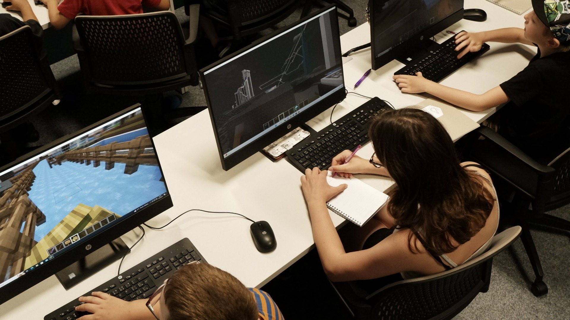 Děti se učí digitálním dovednostem při Minecraft workshopu zdarma v rámci Týdne pro Digitální Česko