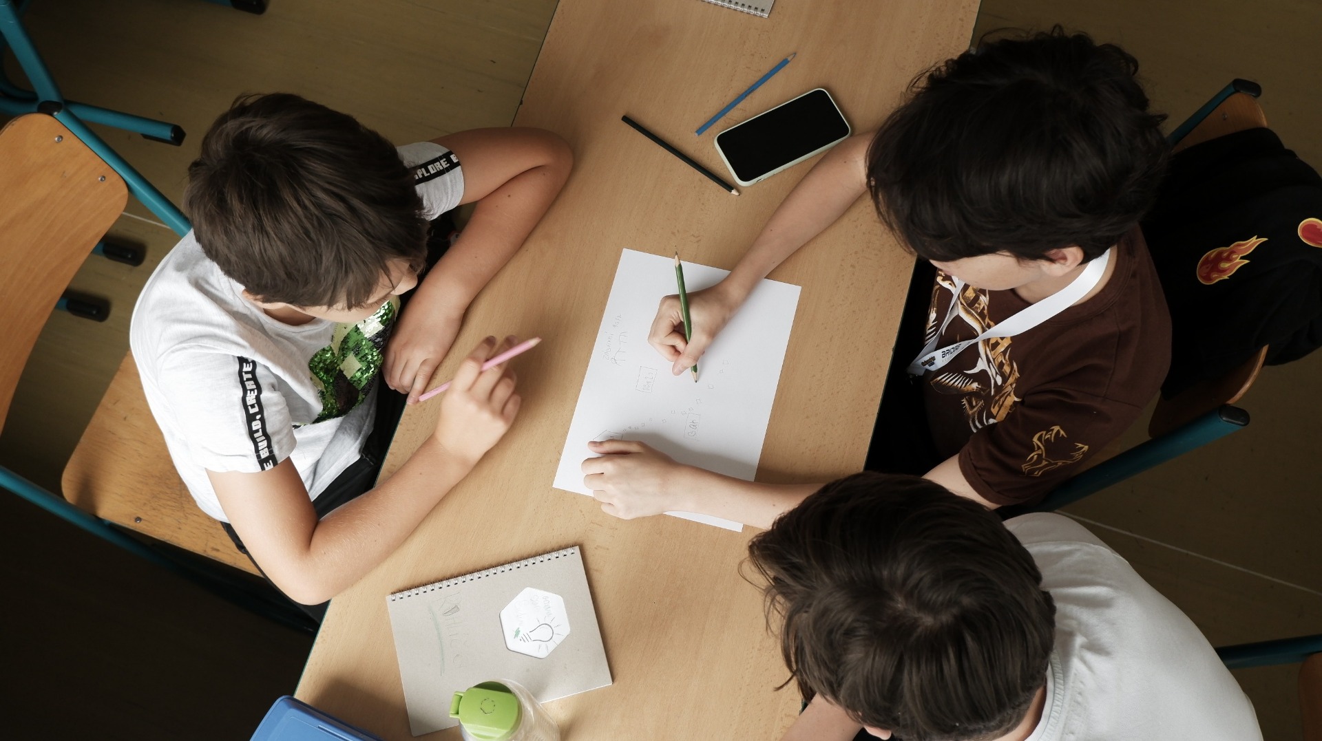 Lektor pomáhá dětem s programováním v Minecraftu na IT kroužku