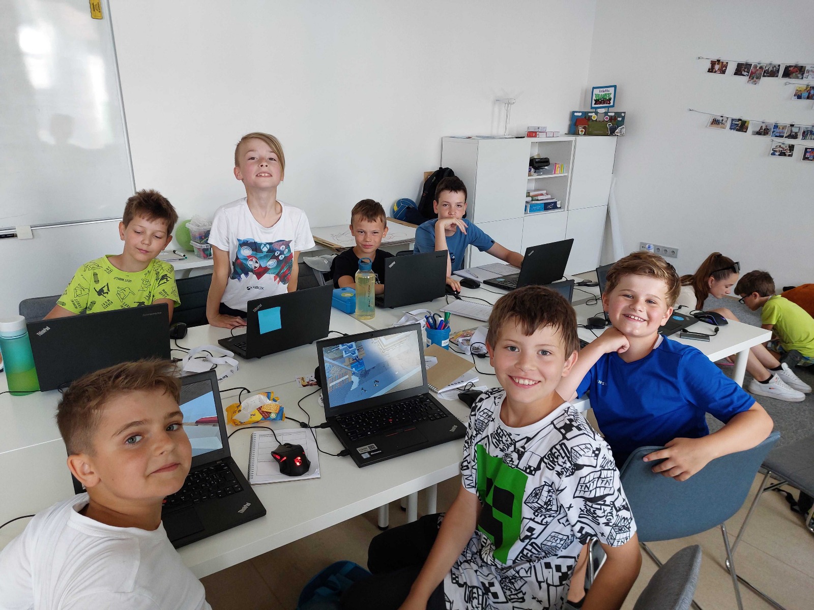 Děti pracují na počítačích během kroužku Bridge Academy
