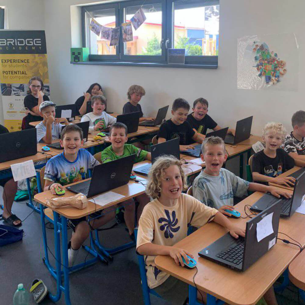 Příměstský IT tábor v Liberci – skupinová aktivita u notebooku